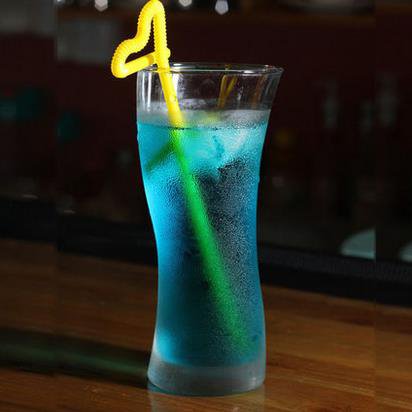 Wunderschöner kreativer Glasbecher aus gedrehtem Glas