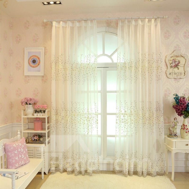 Cortina transparente con bordado floral blanco rústico
