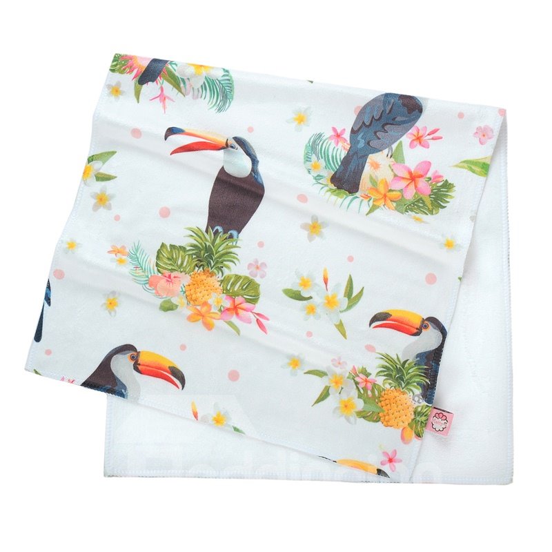 Preciosa toalla de cara y mano con estampado de tucán tropical