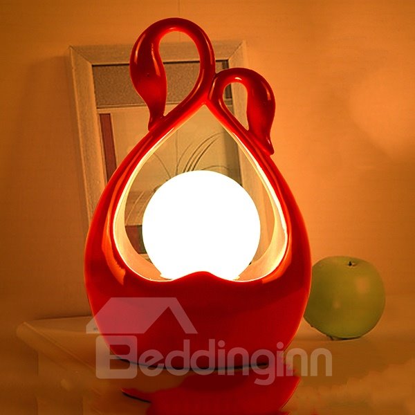 Preciosa y elegante lámpara de mesa para dormitorio de resina con diseño de cisne
