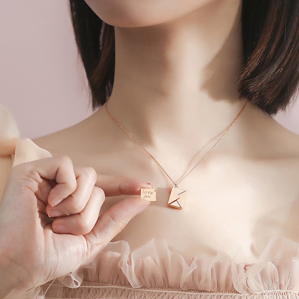 Einfache und stilvolle romantische E-Plating-Anhänger-Halskette mit Buchstaben für Damen