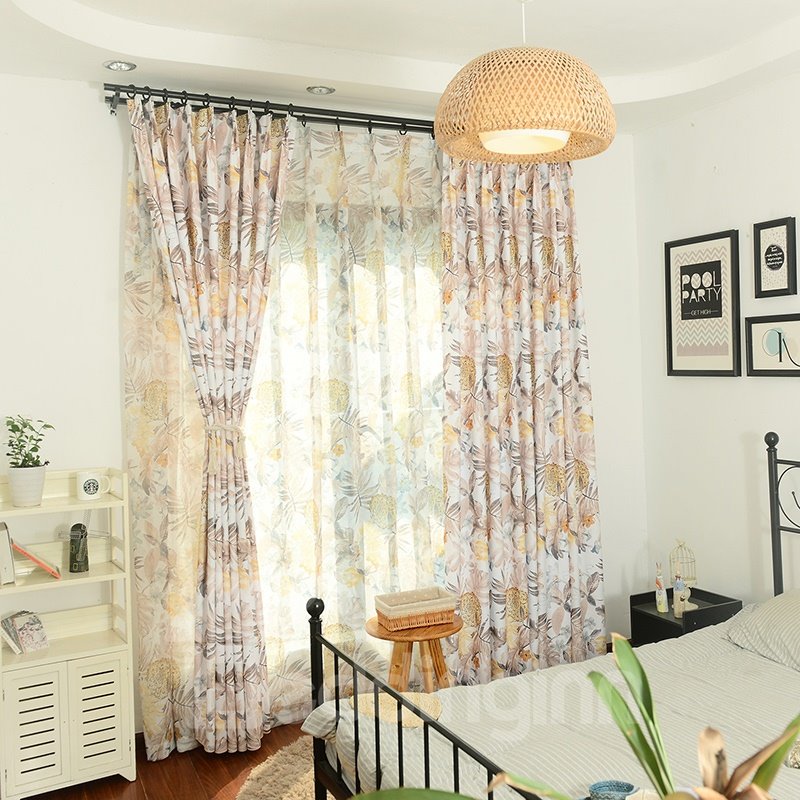 Cortina de dormitorio de estilo natural con flores claras sobre lino