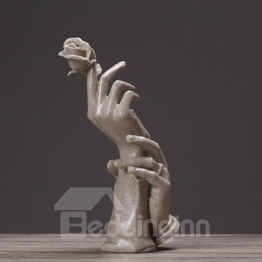 Rosen betrachten Frauenhände mit Rosen lieben kreative Dekoration Feiertagsfreund-Hochzeitsgeschenke