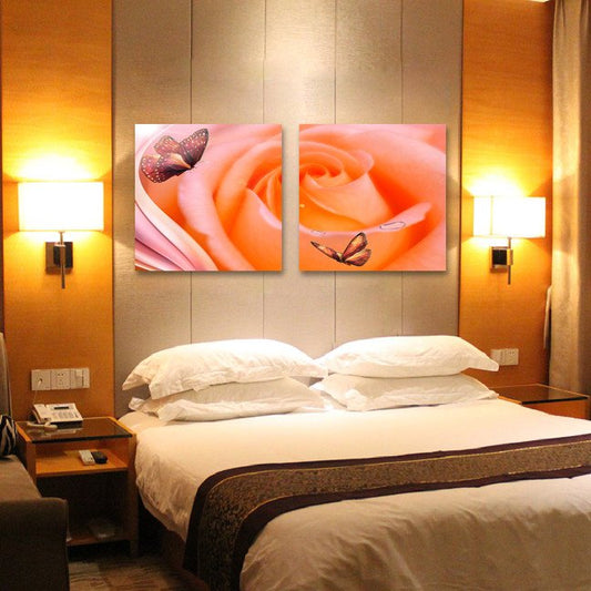 Schmetterling fliegt um Big Rose Filmkunst-Wanddrucke 