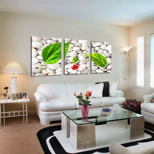 Gerahmte Kunstdrucke auf Leinwand mit Kopfsteinpflaster und grünen Blättern 