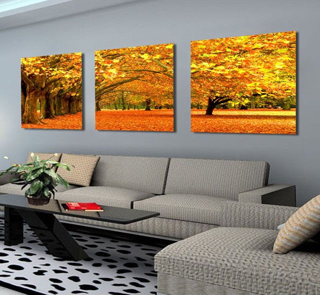 Magníficos árboles y hojas que caen sobre el suelo. Impresiones artísticas en lienzo para pared. 