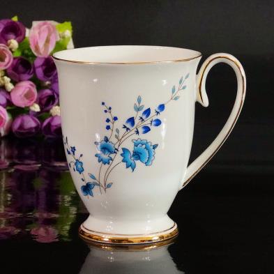 Klassische elegante aristokratische kreative Tasse mit blauen Blumen 