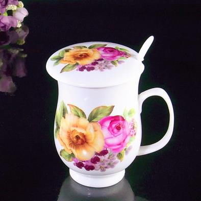 Taza de café de cerámica maravillosa con flores florecientes 