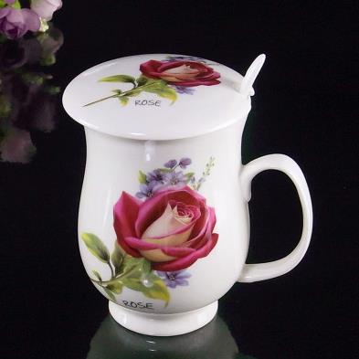 Fantástica taza de café de cerámica con rosas románticas 