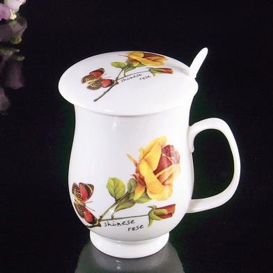 Maravillosa taza de café con tapa de mariposas y flores 