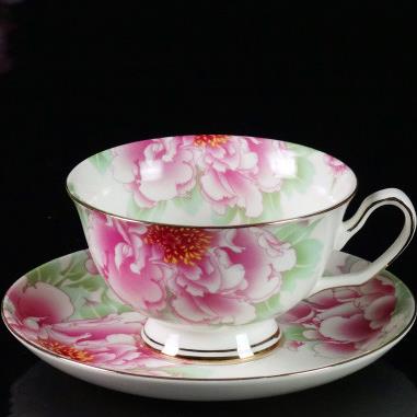 Elegante europäische Kaffeetasse aus Knochenporzellan mit Blumenmuster 