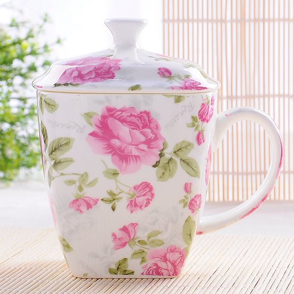 Hermosa taza de café de porcelana de hueso rosa con lámina dorada 