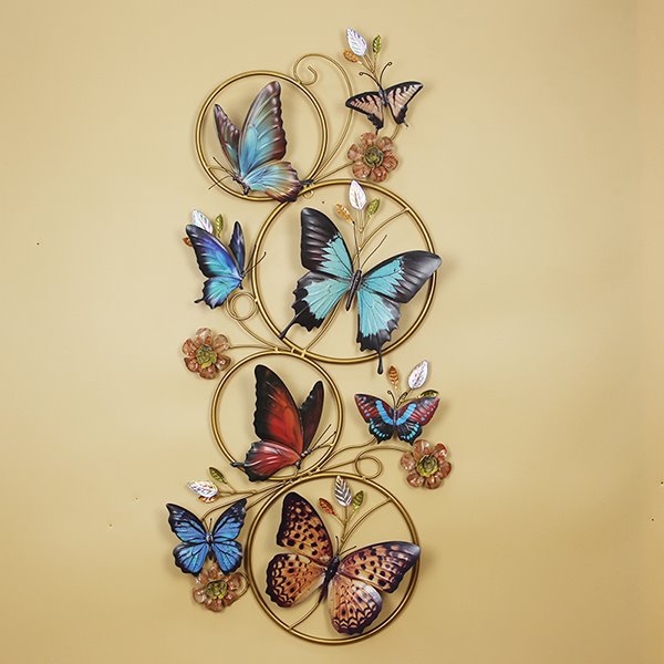 Magnífico arte decorativo de pared con obras de hierro y mariposas.