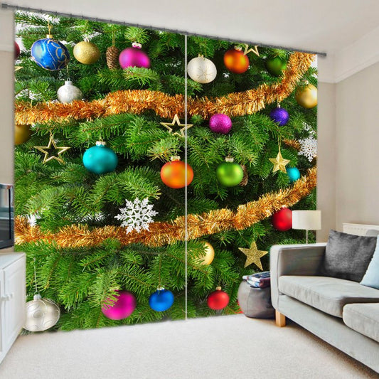Energiesparender 3D-Vorhang mit Weihnachtsbaum und Ornamenten