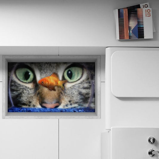 Nahaufnahme einer Katze, die Fische in einer Schüssel beobachtet und ein Verrutschen verhindert. Wasserdichter 3D-Bodenaufkleber für das Badezimmer