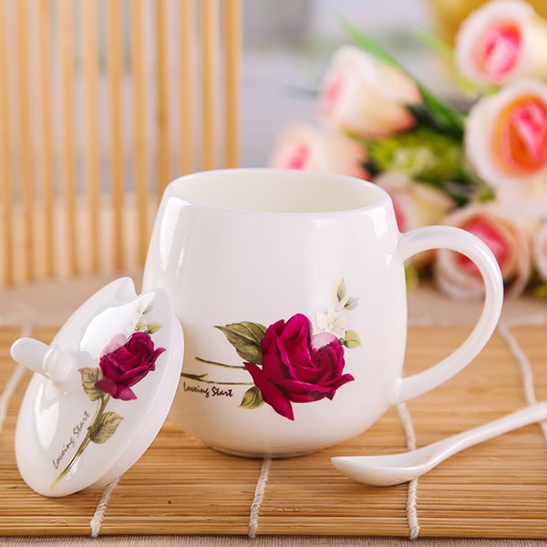 Hermosa taza de café de cerámica con tapa y diseño de rosa roja