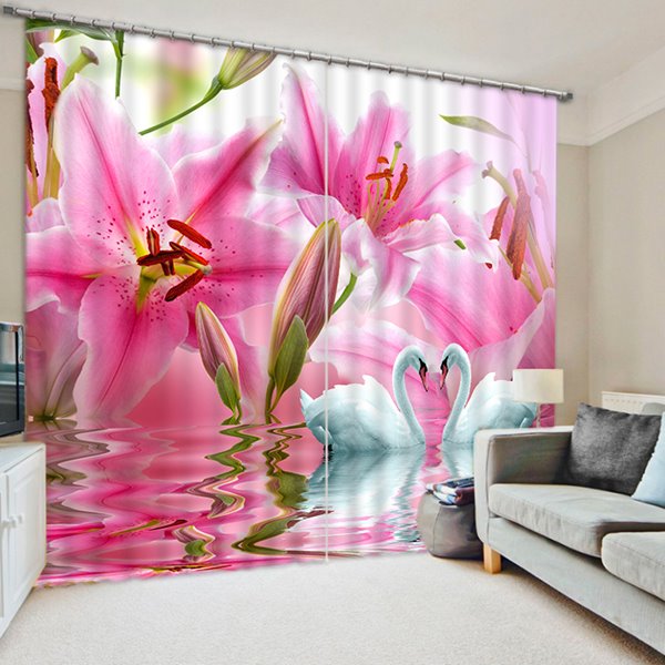 Paaren Sie weiße Schwäne mit Liebe vor dem 3D-Verdunkelungsvorhang mit rosa Lilienblumen-Print