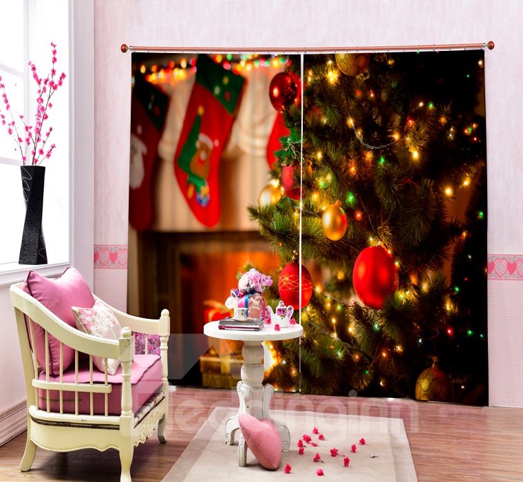 Verträumter Weihnachtsbaum mit Licht auf bedrucktem 3D-Vorhang zum Thema Weihnachten