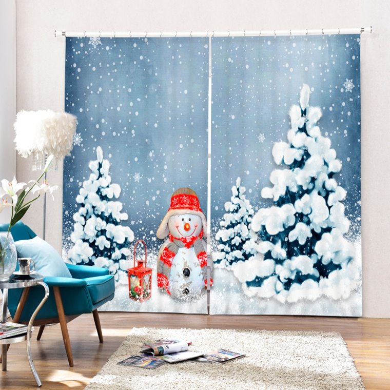 Precioso muñeco de nieve parado cerca del pino con impresión de cortina navideña en 3D