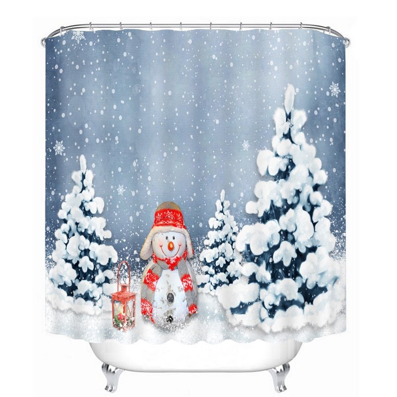 Precioso muñeco de nieve de pie cerca de la cortina de ducha 3D con tema navideño con impresión de pino