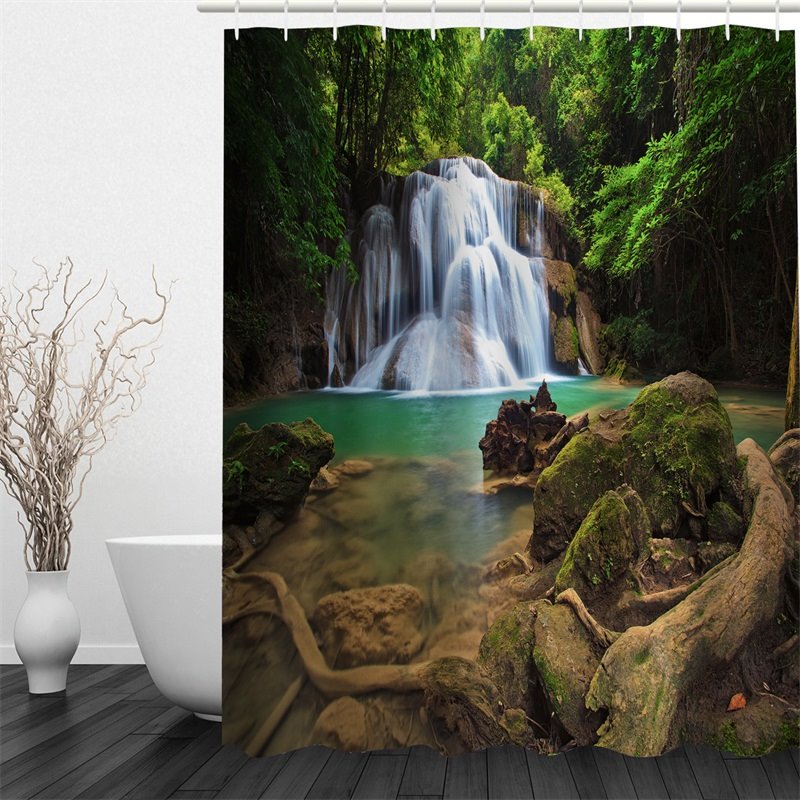 3D-Wasserfall im grünen Wald. Wasserdichter und umweltfreundlicher Duschvorhang aus Polyester