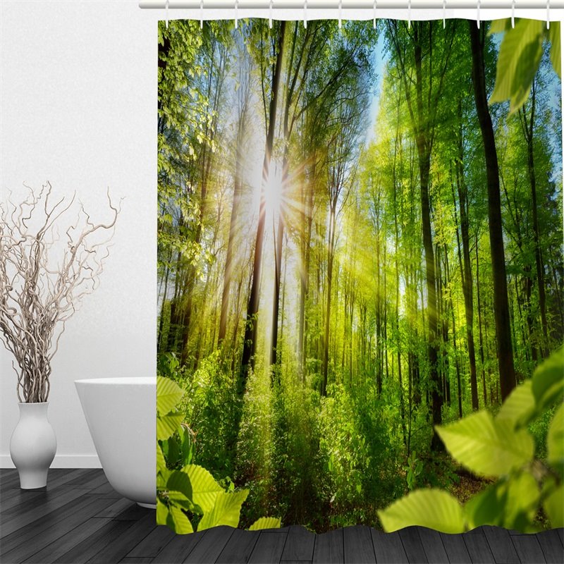 Wasserdichter und umweltfreundlicher 3D-Duschvorhang aus Polyester mit grünem Wald und Sonnenschein