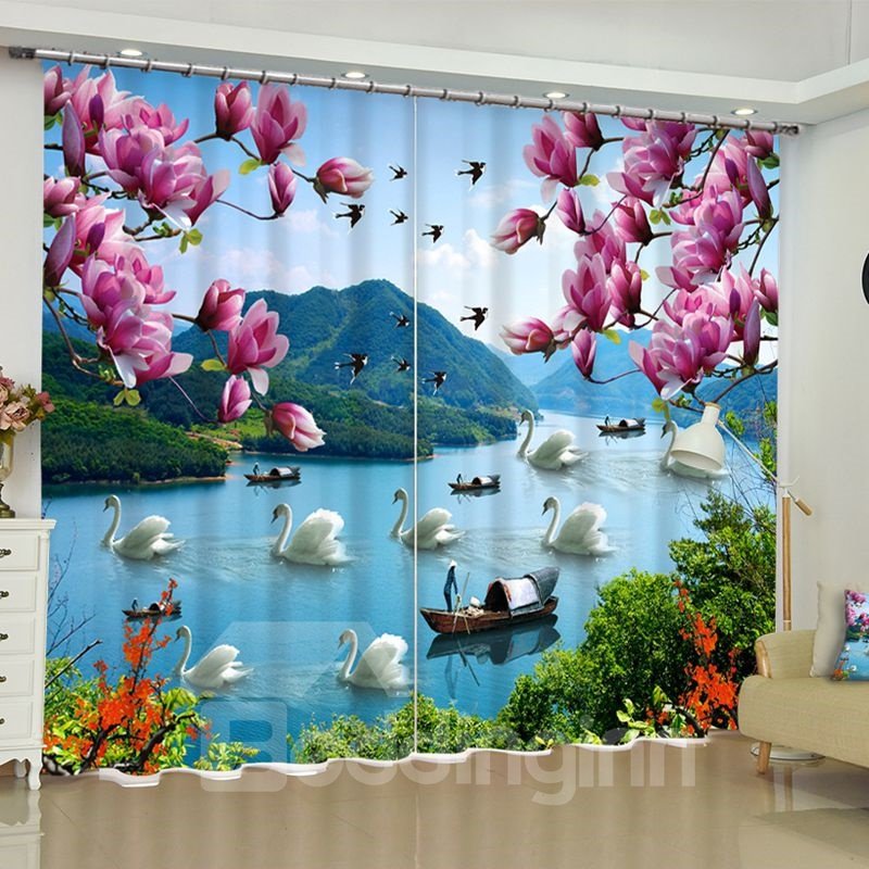 Bedruckter individueller Wohnzimmervorhang mit frischen rosa Pfirsichblüten und weißen Gänsen im Fluss