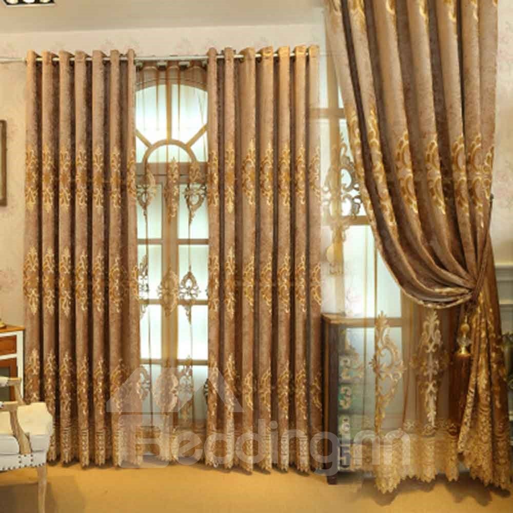 Luxuriöser Schattierungsvorhang mit goldenem Muster im wunderschönen Stil