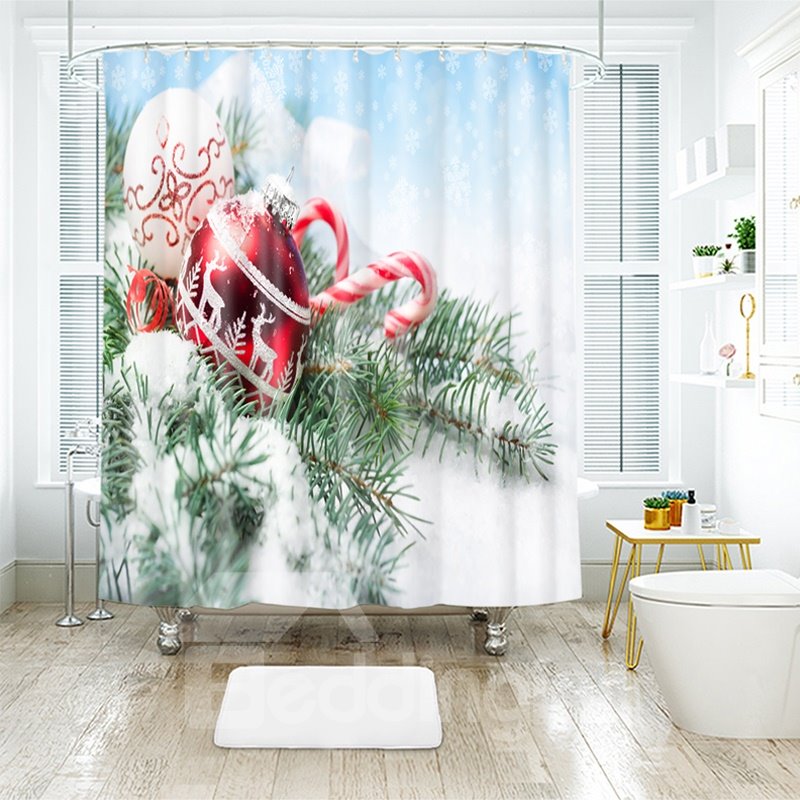 Cortina de ducha de baño con árbol de Navidad y bolas en la nieve.