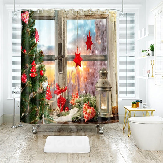 Adornos navideños junto a la cortina de ducha del baño de la ventana