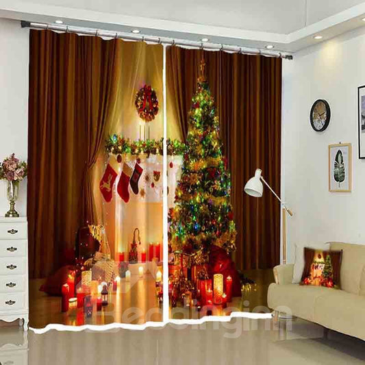 Calcetines brillantes a la luz de las velas en la pared Cortina con patrón navideño