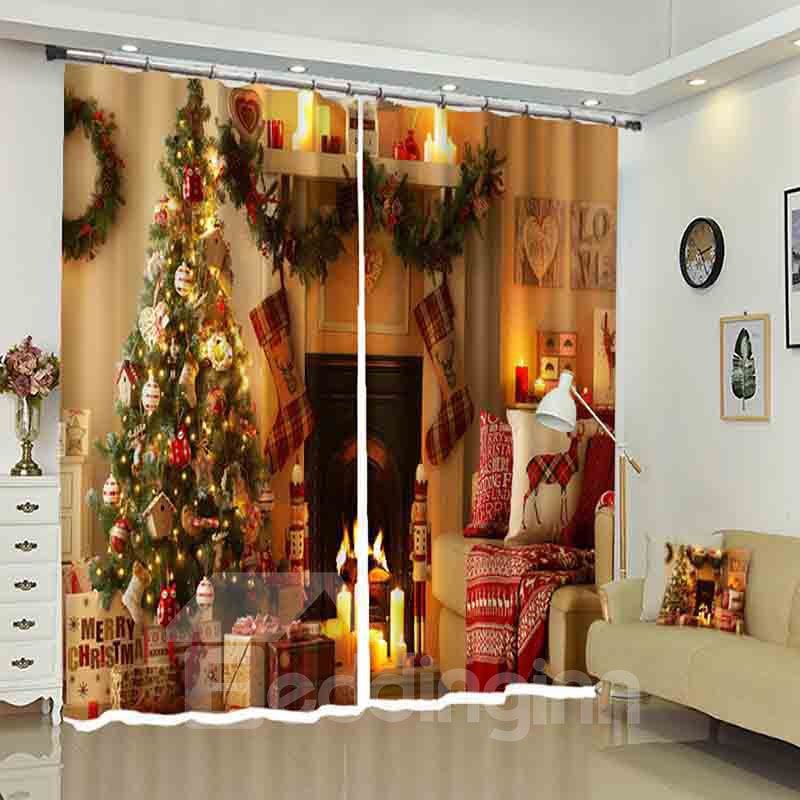 Leuchtender Weihnachtsbaum, gemütliche Ecke im Haus, bemalter Vorhang