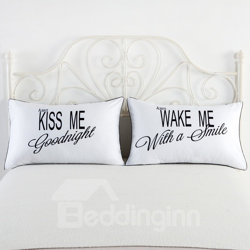 Ein Paar „Kiss Me and Wake Me“-Kissenbezüge mit Aufdruck „Kiss Me and Wake Me“.