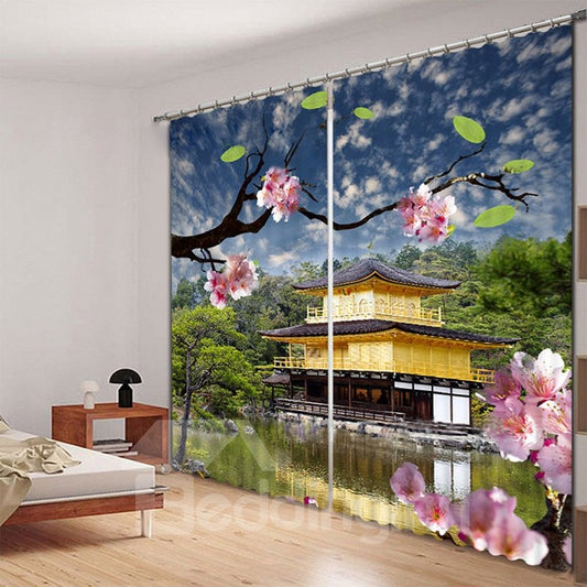 Vorhang mit Bilddruck „Pfirsichblüten, grüner Baum und Pavillon mit Blick auf den See“.