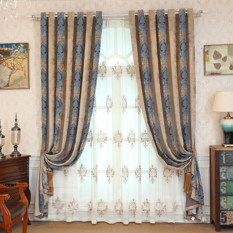 Dekoration: Klassischer, durchsichtiger Vorhang mit bestickter Ösenoberseite