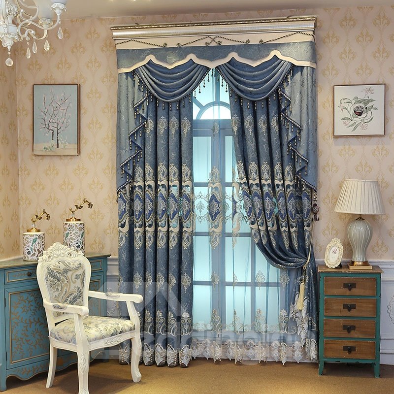 Elegante cortina transparente con diseño ahuecado y bordado en azul río