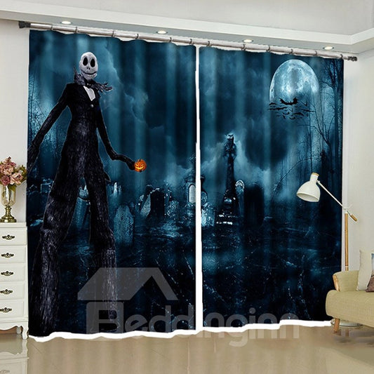 Halloween-Dekoration, kalte neblige Nacht, dramatischer Vollmond und Geister-bedruckter Vorhang 