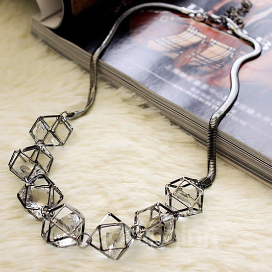 Stilvolle Statement-Halskette mit Hohlgeometrie-Intarsiendesign