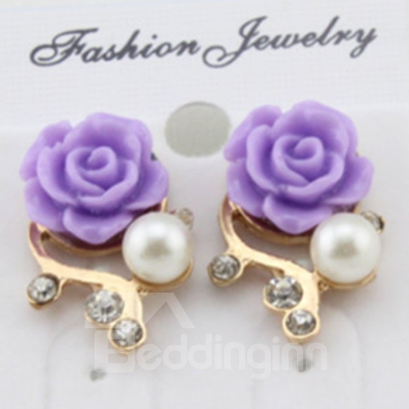 Preciosos pendientes con incrustaciones de perlas con diseño floral