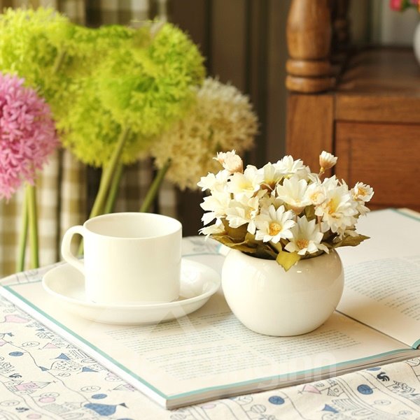 Schöne 4-farbige Gänseblümchen im Porzellantopf, Tischdekoration, Blumen-Sets 