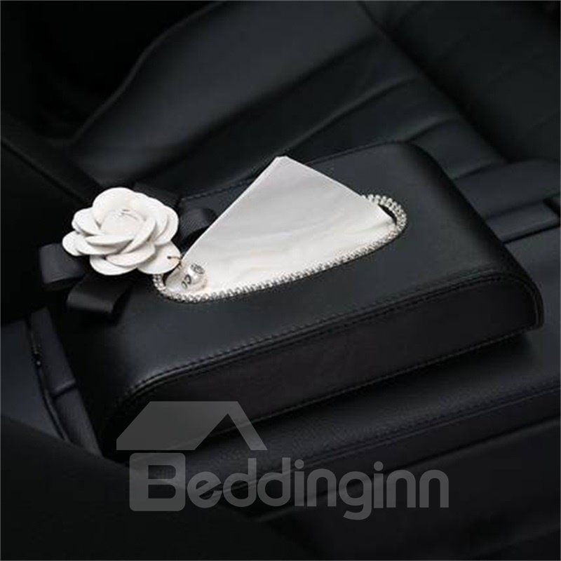 Hochwertiges Leder, begleitet von einer Vivid Camellia-Taschentuchbox fürs Auto