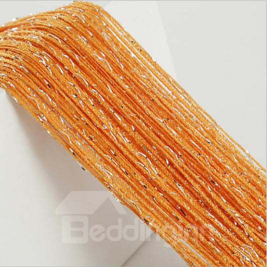 Orangefarbener String-Vorhang, flacher silberner Raumteiler