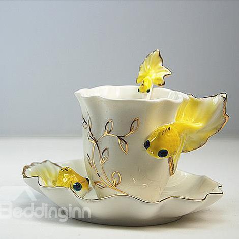 Stilvolle, lebendige goldene Fisch-Kaffeetasse im Neuankömmling 