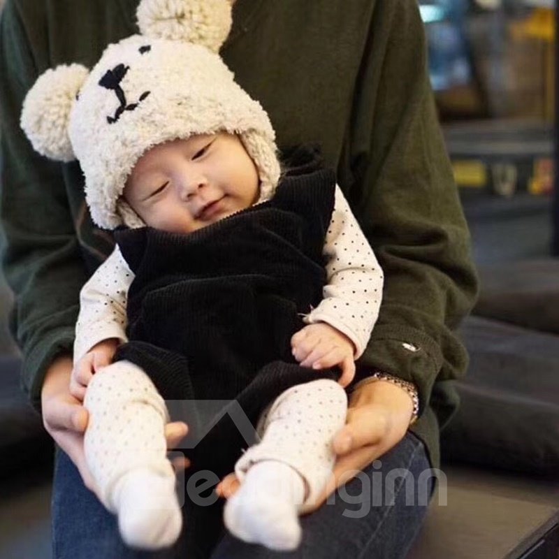 Lindo gorro de bebé de forro polar con orejeras sin ala tejidas en forma de cúpula y pompones