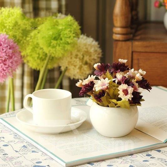 Schöne 4-farbige Gänseblümchen im Porzellantopf, Tischdekoration, Blumen-Sets 