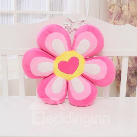 Entzückendes weiches Dekokissen mit fünfblättrigen Blumen