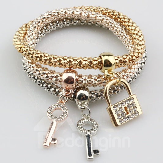 Bonita pulsera envolvente con diseño de cerradura y llave brillante de múltiples capas