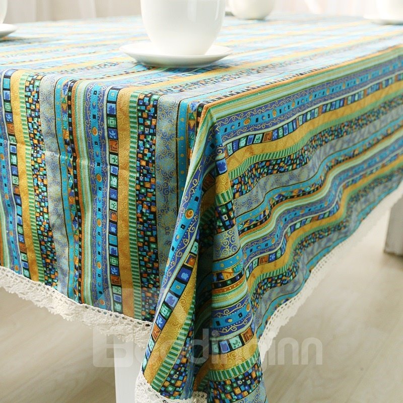 Tischdecke aus weicher Baumwolle mit grünen Farbtönen und weißer Spitze im ethnischen und prägnanten Stil