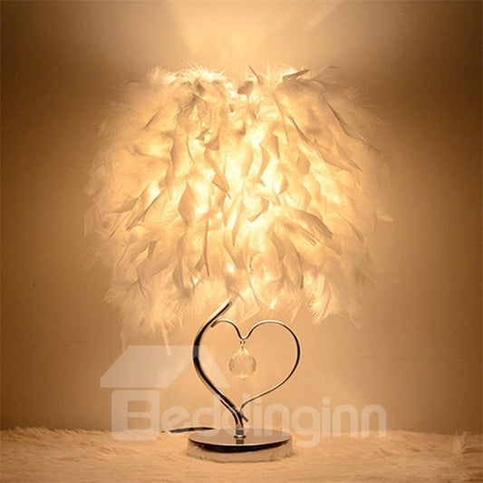 Lámpara de mesa de cristal con puntal en forma de corazón y plumas blancas